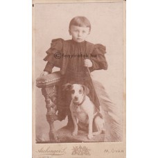 Aichinger S.: (ismeretlen) gyerek kutyájával